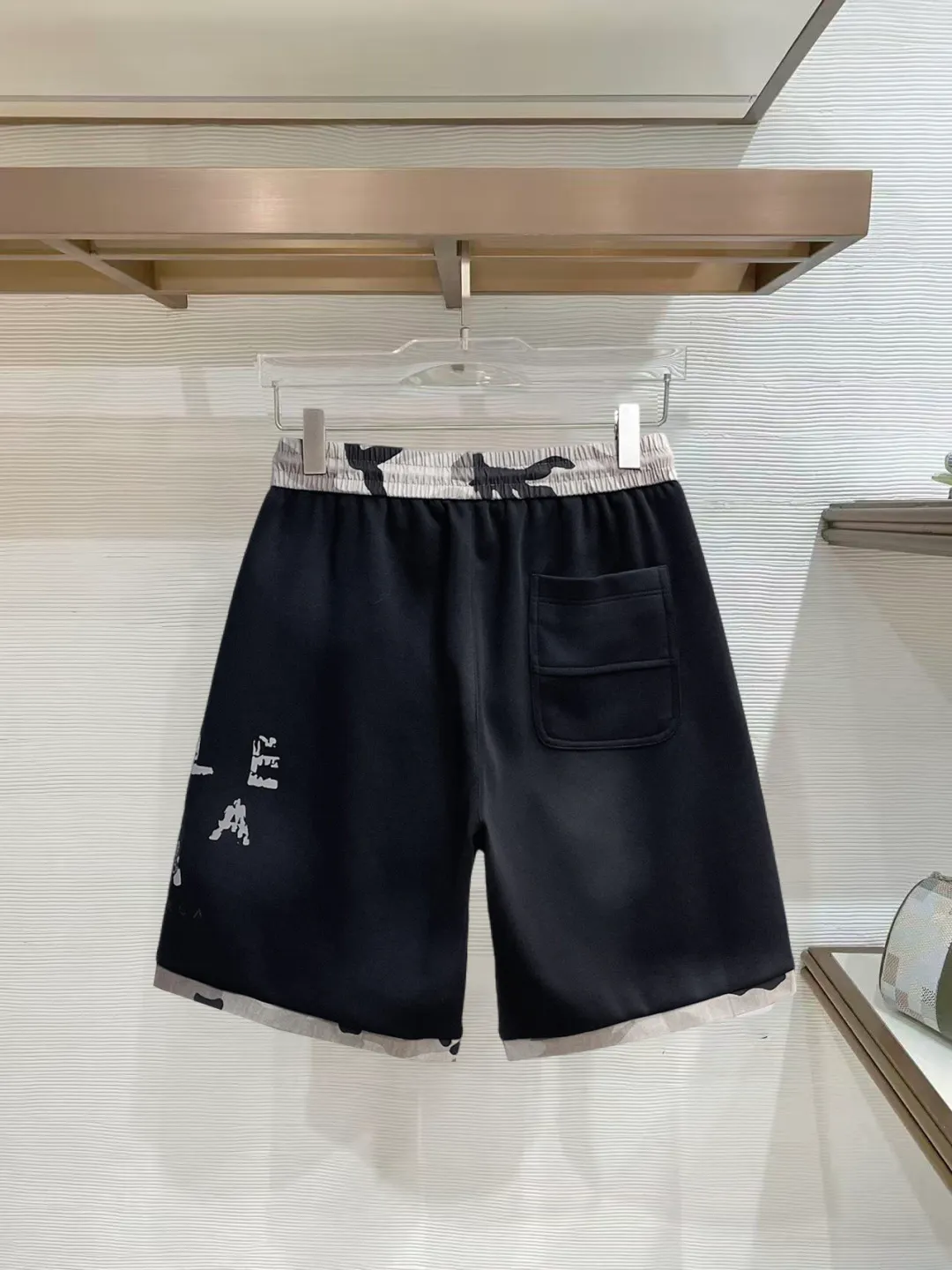 Balenciaga's three-standard complete 2026 summer New Arrival men's casual shorts, advanced custom-made Breathable fabric, Breathable fabric, extremely stretchy and comfortable, impeccable details, top-grade accessories, original logo design concept, delicate and soft feel! The upper body fit is awesome! Size: M-XXXL Please state your height and weight when ordering